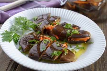 Квашеные баклажаны с чесноком, морковью и зеленью