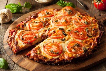 Кабачковая пицца с помидорами и сыром на сковороде