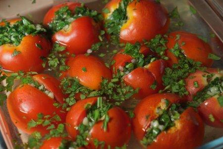 Простой рецепт малосольных помидоров с чесноком (пошагово)
