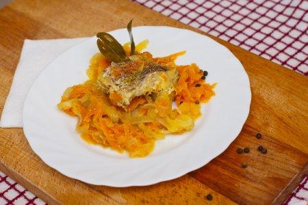 Минтай, тушенный с морковью и луком в сметане