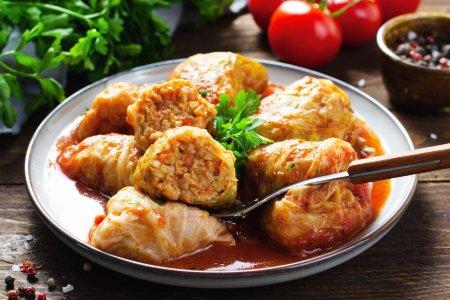 Голубцы из пекинской капусты с фаршем и рисом в духовке