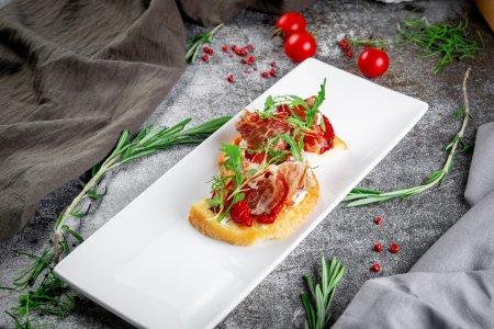 Брускетта с беконом, вялеными томатами и творожным сыром
