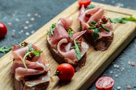 Брускетта с прошутто и вялеными томатами – вкусный рецепт пошагово