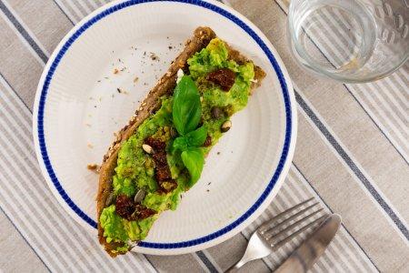 Брускетта с авокадо и вялеными томатами – вкусный рецепт