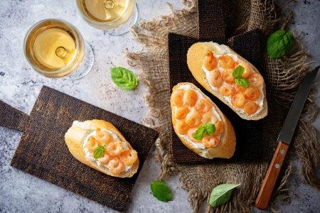 Брускетта с креветками и творожным сыром