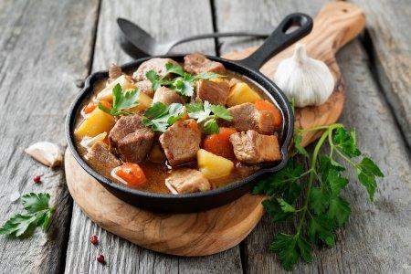 Жаркое из свинины с картошкой на сковороде