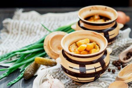Жаркое из свинины с картошкой в горшочках в духовке