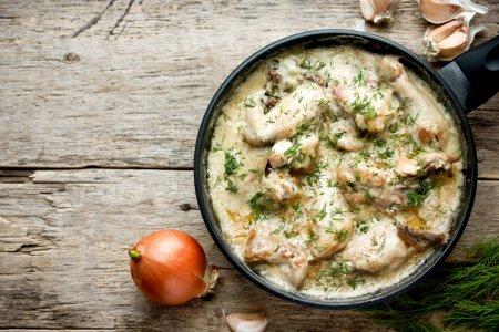Гедлибже из курицы в сметанном соусе на сковороде