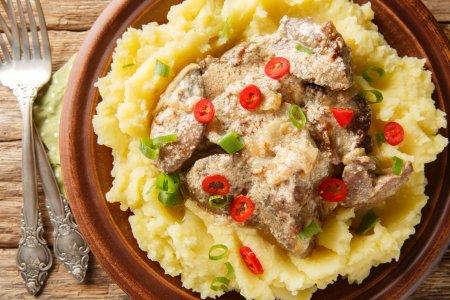 Куриная печень в сметане с луком на сковороде – рецепт пошагово