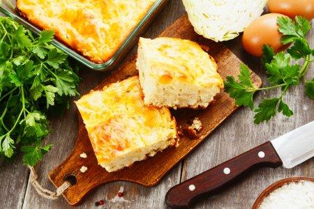 Заливной пирог с капустой и яйцами на кефире – простой рецепт