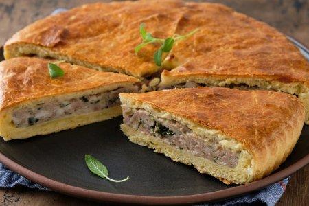 Заливной пирог с фаршем и картошкой на кефире – рецепт пошагово