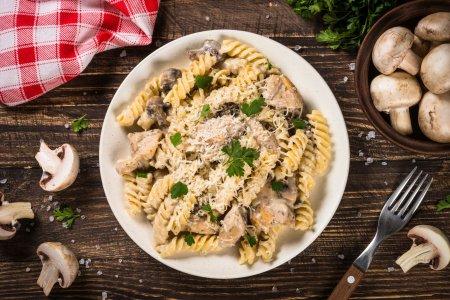 Макароны с курицей и грибами в сливочном соусе – рецепт пошагово