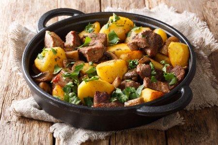 Запеченная картошка с мясом и грибами в аэрогриле