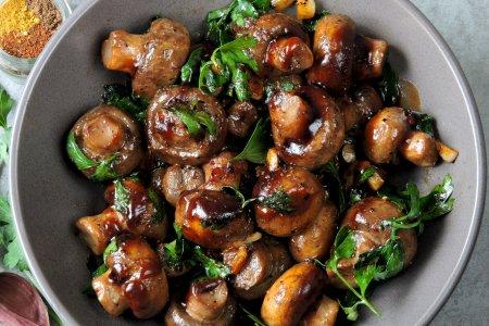 Жареные шампиньоны с соевым соусом и майонезом