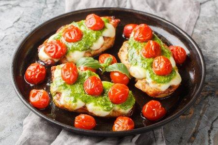 Запеченная куриная грудка под соусом песто – вкусный рецепт пошагово
