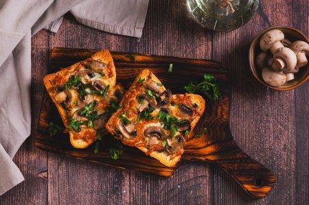 Горячие бутерброды с колбасой, грибами и сыром в духовке