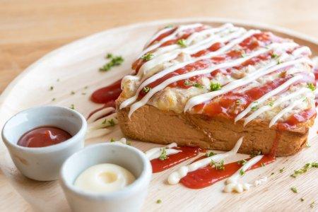Горячие бутерброды с сосисками, сыром и яйцом – простой рецепт