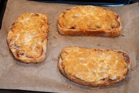 Горячие бутерброды с колбасой и сыром на батоне