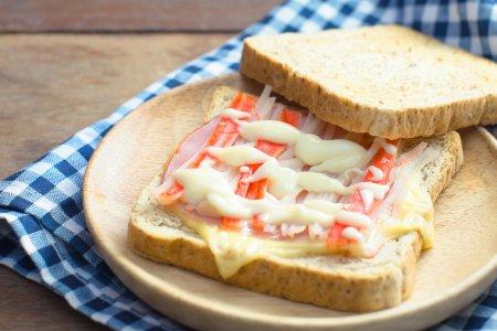 Горячие бутерброды с крабовыми палочками и сыром