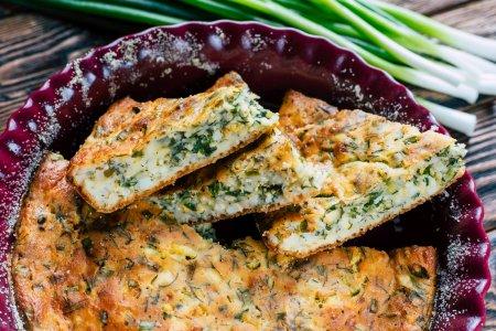 Заливной пирог с яйцом и зеленым луком на сковороде