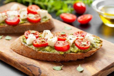 Брускетта с песто, помидорами и моцареллой – рецепт пошагово