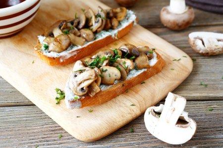 Брускетта с жареными грибами – вкусный рецепт пошагово
