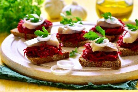 Брускетта с селедкой и свеклой на черном хлебе – отличный рецепт