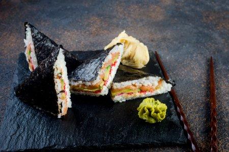 Суши-сэндвич с лососем: простой и вкусный рецепт пошагово