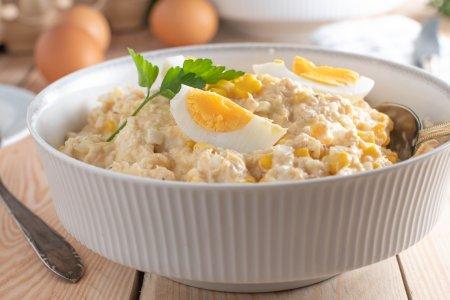 Салат с консервированным тунцом и яйцом без майонеза