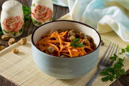 Салат с копченой курицей, фасолью и корейской морковью