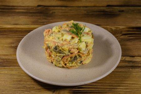 Салат с копченой курицей и маринованными грибами