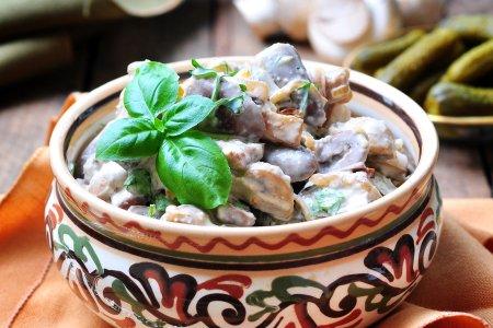 Куриные сердечки с грибами в сливочном соусе – рецепт пошагово