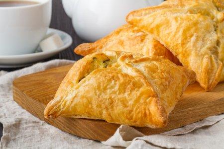 Пирожки из слоеного теста в аэрогриле: 10 легких и очень вкусных рецептов