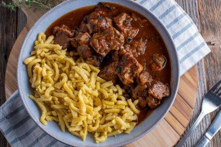 Гуляш из свиной шеи с подливкой – вкусный рецепт пошагово