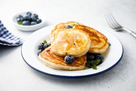 Пышные оладьи на кислом молоке с содой – легкий и вкусный рецепт