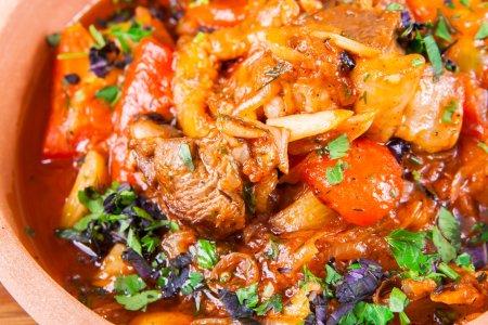 Баранина с овощами в афганском казане на плите