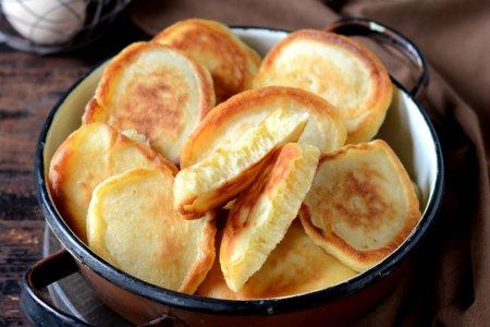 Пышные оладьи на кефире с содой и яйцами