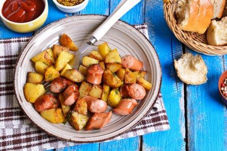Жареная картошка с сосисками на сковороде – отличный рецепт