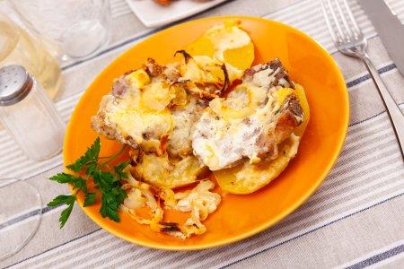Мясо по-французски с картошкой на сковороде