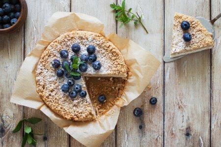 Песочный тертый пирог с творогом и ягодным вареньем