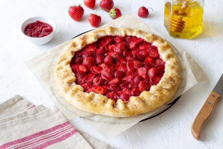 Открытый пирог из песочного теста с ягодами – рецепт пошагово