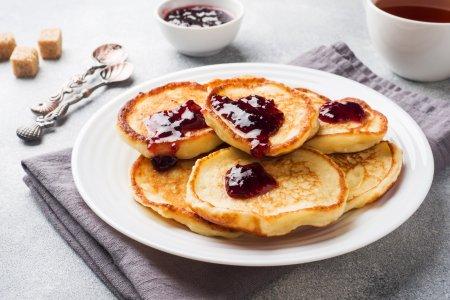 Вкусные и пышные оладьи на кефире с творогом