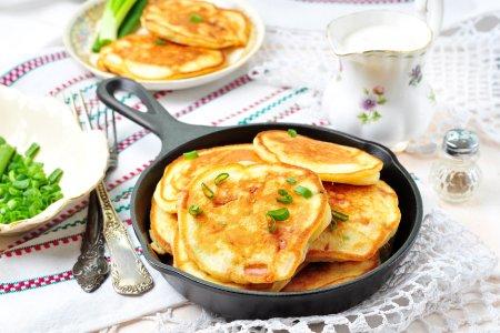 Оладьи на кефире с колбасой и сыром – сытный рецепт пошагово