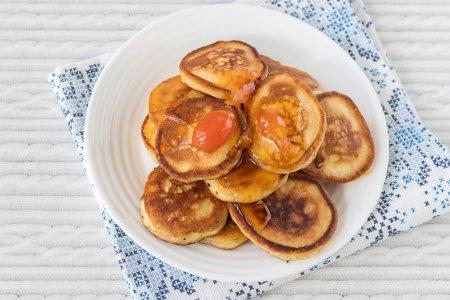Пышные оладьи на молоке с сухими дрожжами