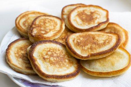Простые и очень пышные оладьи на молоке с манкой