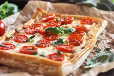 Пицца из слоеного теста с колбасой и сыром – вкуснейший рецепт