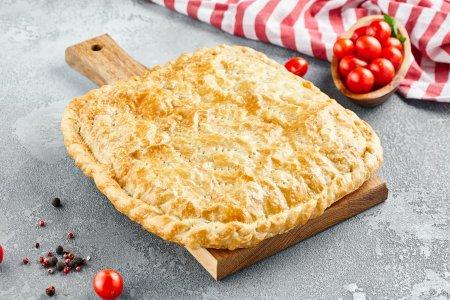 Пирог из готового слоеного теста с сыром: быстрый и вкусный