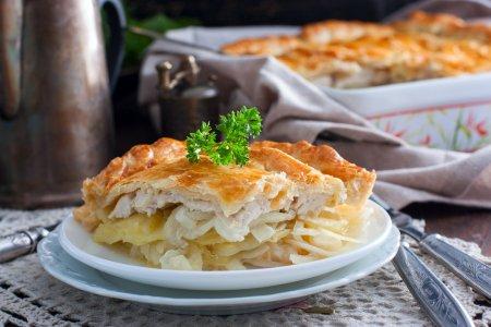 Пирог из слоеного теста с курицей и картошкой – рецепт пошагово