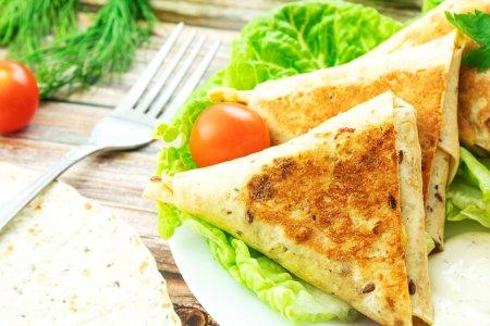 Треугольники из лаваша с яйцом и зеленым луком