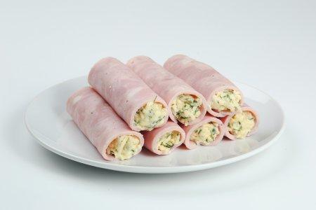 Рулетики из ветчины с сыром и чесноком – очень простой рецепт